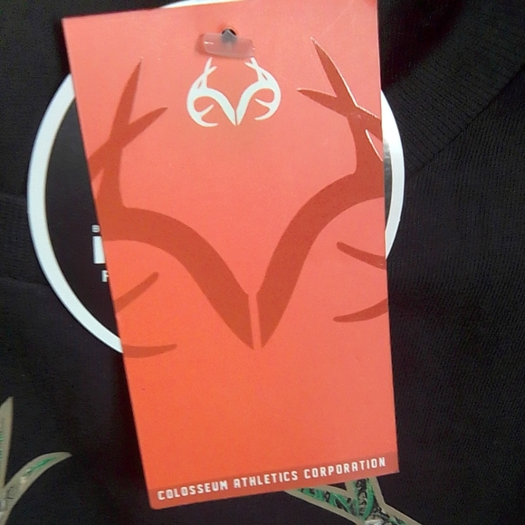 NWT Mens, Black, Real Tree, green camo logo graphic tee. Size L - Picture 4 of 4